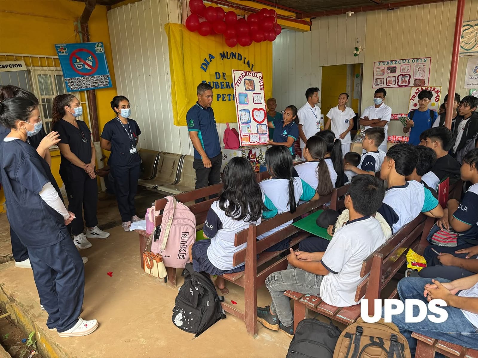 Estudiantes de Medicina UPDS dando charla de salud a la comunidad