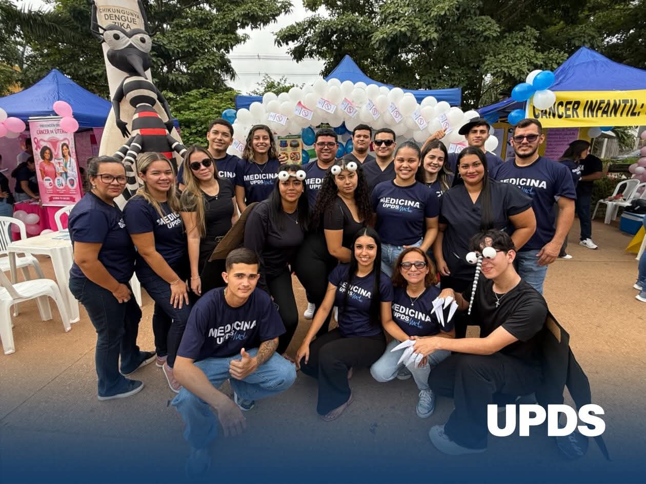 Estudiantes de Medicina UPDS en feria de salud comunitaria