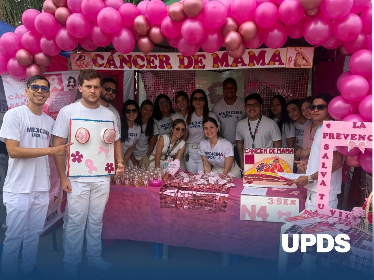 Estudiantes de Medicina UPDS en feria de prevención de cáncer de mama con materiales educativos